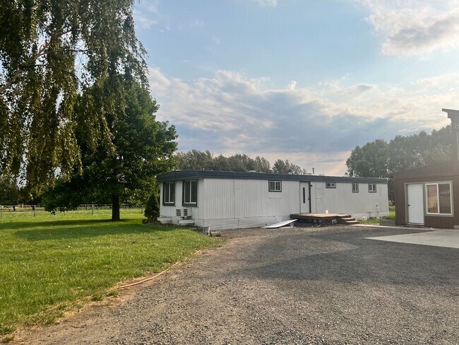 Building Photo - 2 Bedroom 1.5 Bathroom Home On Over 3 Irri...