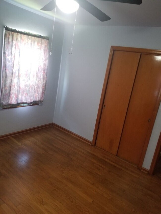 Building Photo - 3 Bedroom, 1 Bathroom Home!!