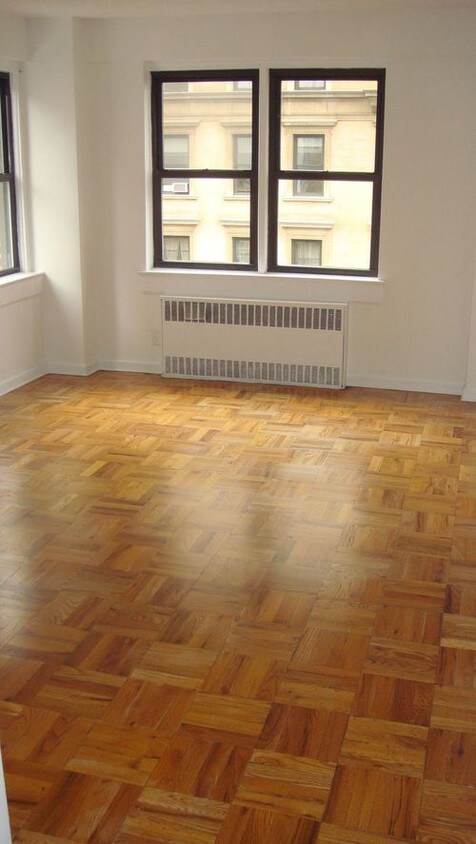 Foto del edificio - 30 E 81st St