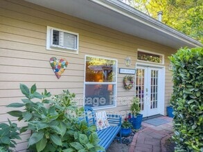 Building Photo - 1720 SW Brooklane Dr