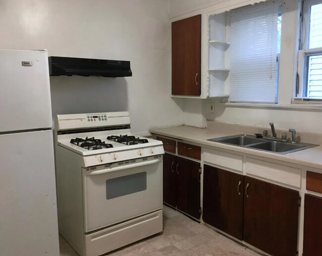 Foto del edificio - Charming 3-Bedroom Colonial with Finished Basement & Fireplace