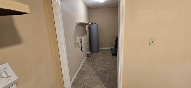 Cuarto de lavandería con entrada al garaje a la derecha. - 103 N Roosevelt St