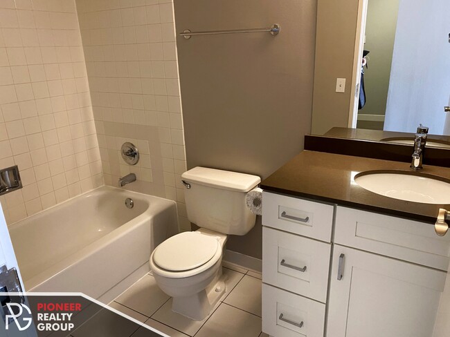 Building Photo - 2551 N Clark St