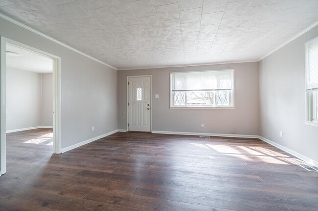 Foto del edificio - Updated 2 Bedroom Ranch with Sunroom & Garage!