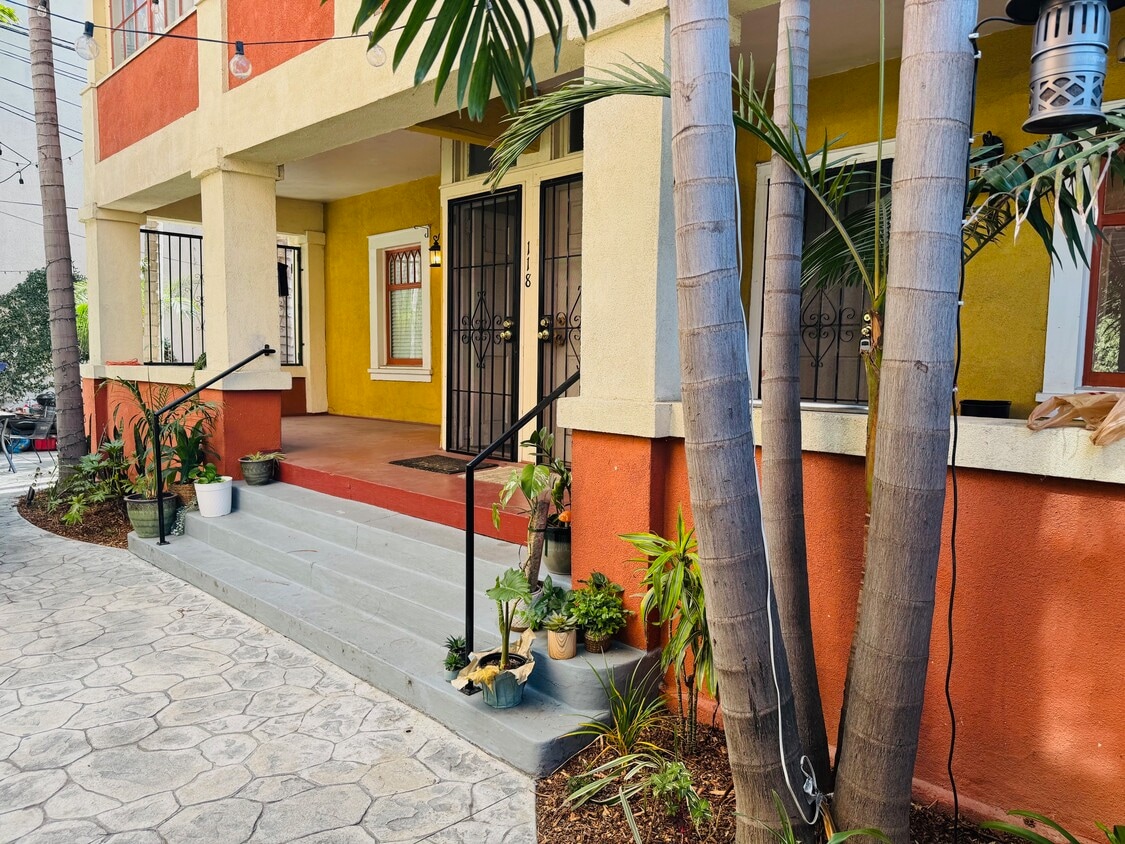 Private Entrances - Pine and 9th Executive Suites, LLC