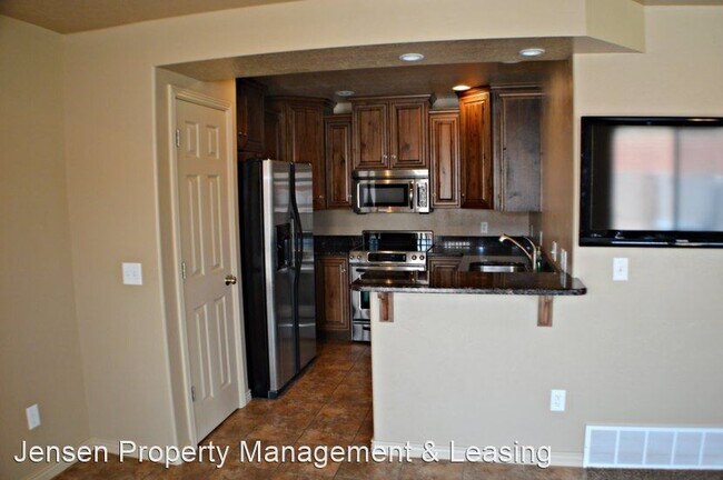 Building Photo - 3 br, 3 bath House - 1000 East Bluffview D...