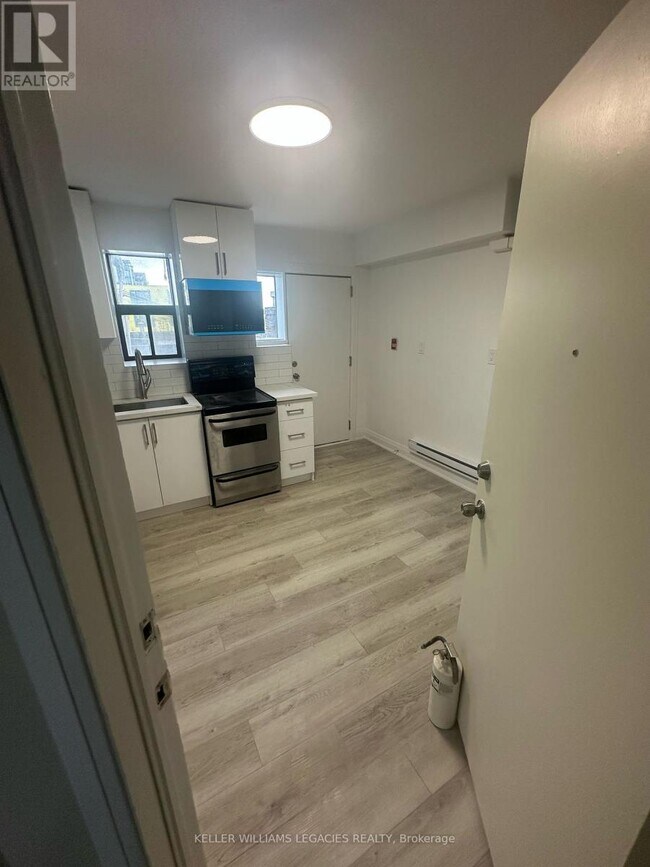 Photo du bâtiment - 1710 St Clair Ave W