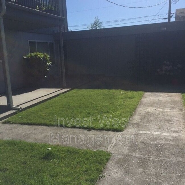 Building Photo - 1630-1611 11th Ave