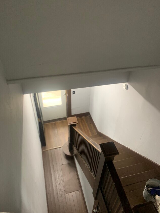 Entryway l - 276 E 6th St