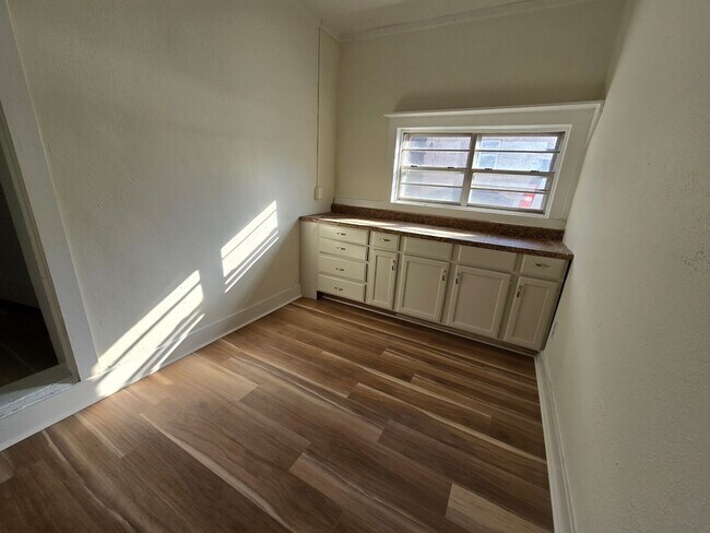 Building Photo - 709/711 W 44th St