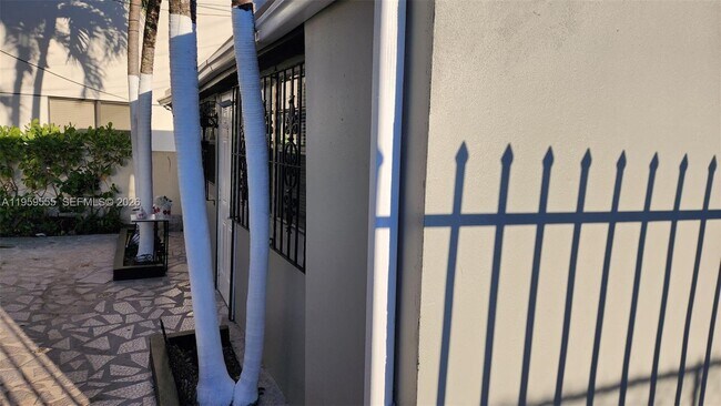 Foto del edificio - 2272 SW 8th St