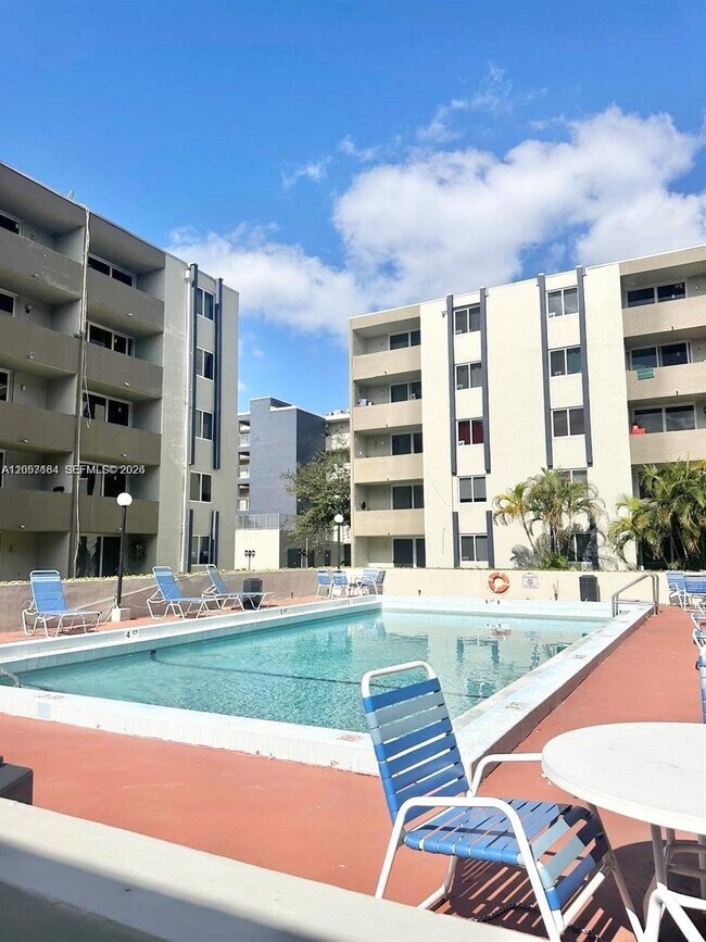 Foto del edificio - 10090 NW 80th Ct