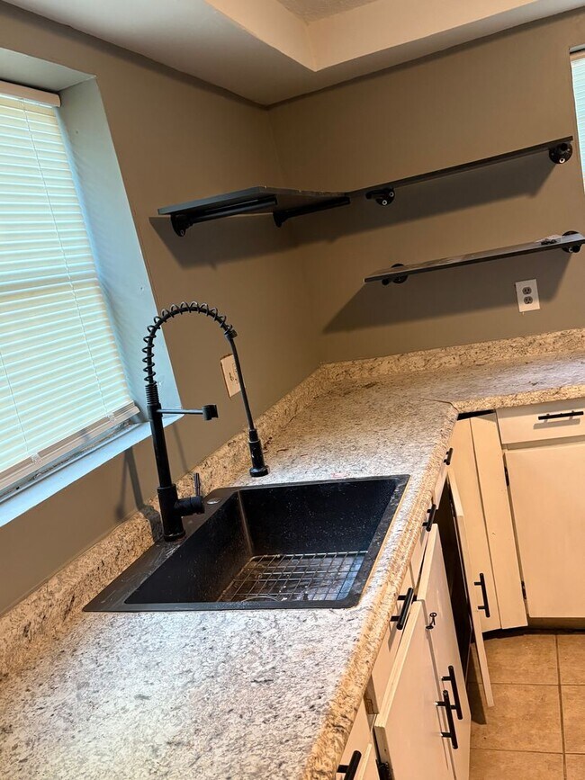 Building Photo - Knoxville 37912 - 3 bedroom, 1 bath home -...