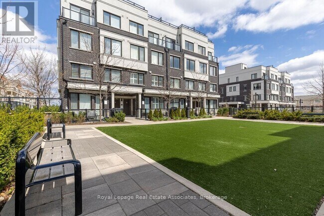 Photo du bâtiment - 1711 Pure Springs Blvd.