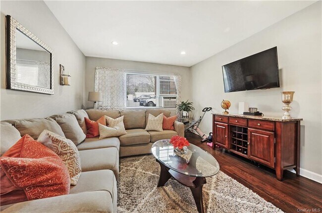 Foto del edificio - 100 Theodore Fremd Ave