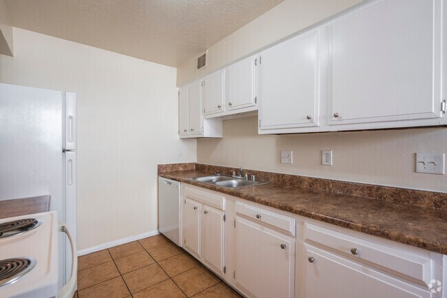2BR, 1BA - 820SF - Kitchen - Borderman's Reef