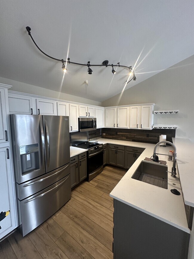 Building Photo - 3305 Columbine Dr