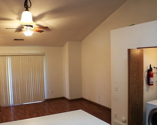 Building Photo - 2864 Coral Ct