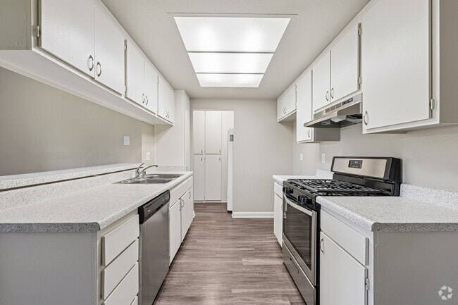 2BR, 2BA - 850SF - Kitchen - San Dimas Village