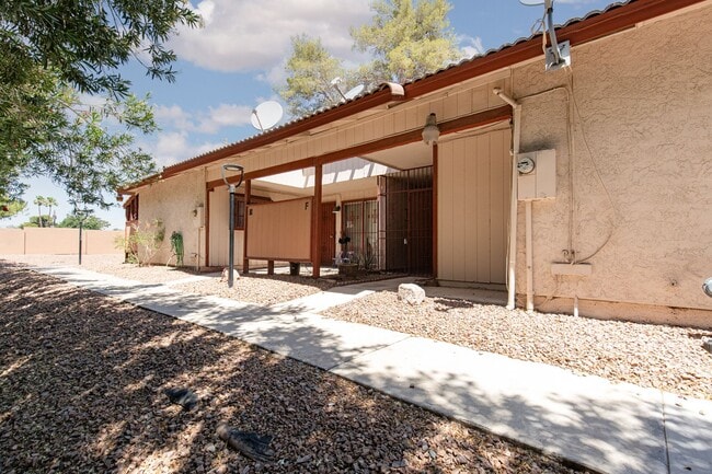 Building Photo - Single story one bedroom unit in community...