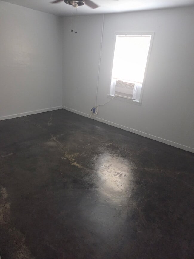 Building Photo - Yoakum - 503 B