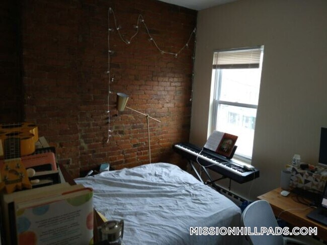 Foto del edificio - 894 Huntington Ave