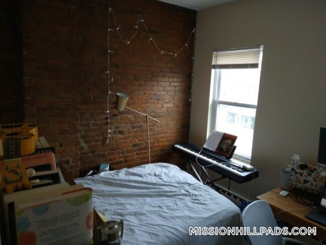 Building Photo - 894 Huntington Ave