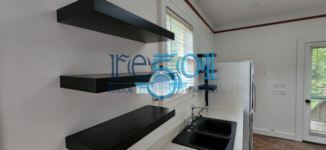 Building Photo - Great Find In The Heights!!!!!