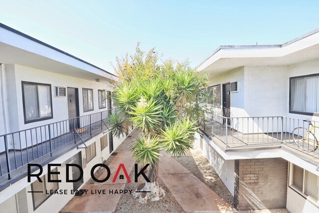 Foto del edificio - Charming One Bedroom Walk Up with Contempo...