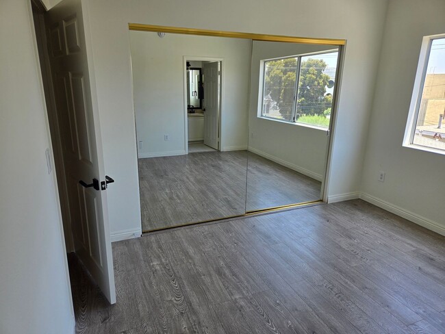 Building Photo - Great 2 Bedroom, 2.5 Bath in Los Angeles