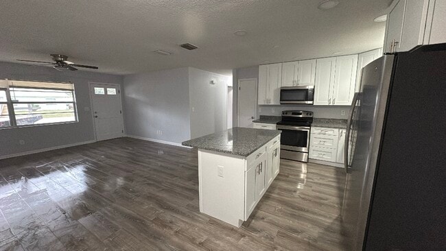 Foto del edificio - 2000 NE 50th Pl