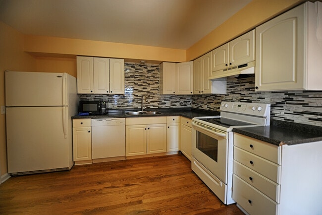 Building Photo - 2423 Ogden Ave