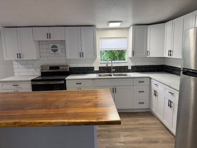 Building Photo - 3/2 Large manufactured home on huge lot**