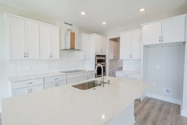 Foto del edificio - Stunning 5-Bedroom Executive Home with Lak...
