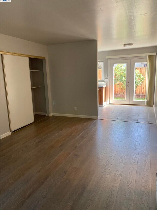 Foto principal - 320-320 Franciscan Ct