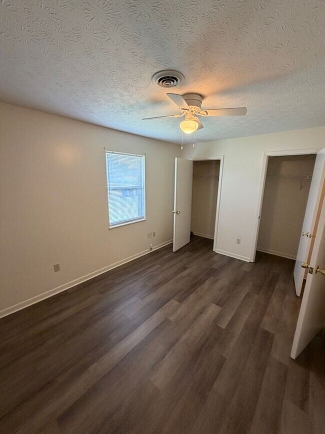 Foto del edificio - 1533-1539 Meadow Spring Dr