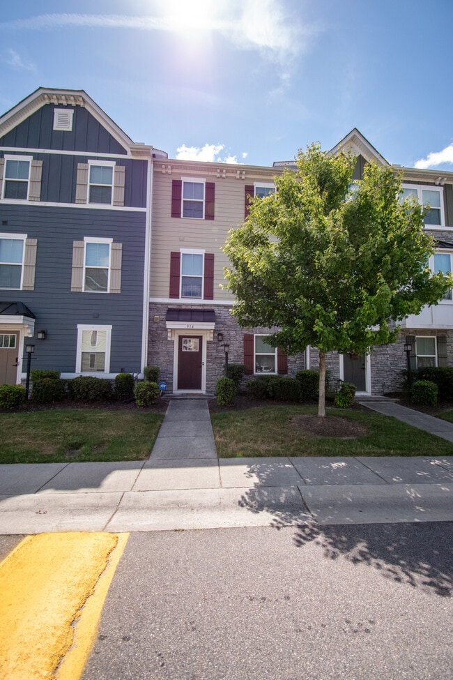 Building Photo - 914 Avast Way
