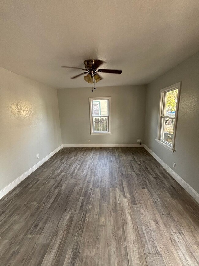 Foto del edificio - 3 Bed 1 Bath North St. Petersburg