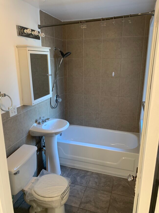 Bathroom - 3239 N Damen Ave