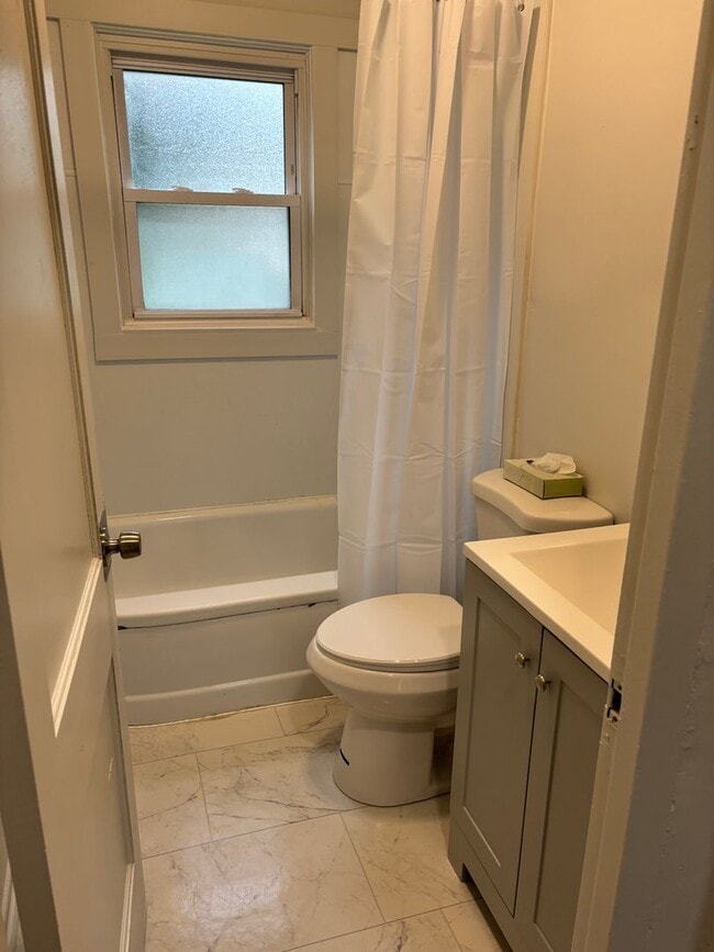 Building Photo - New remodeled rental home in Louisville KY