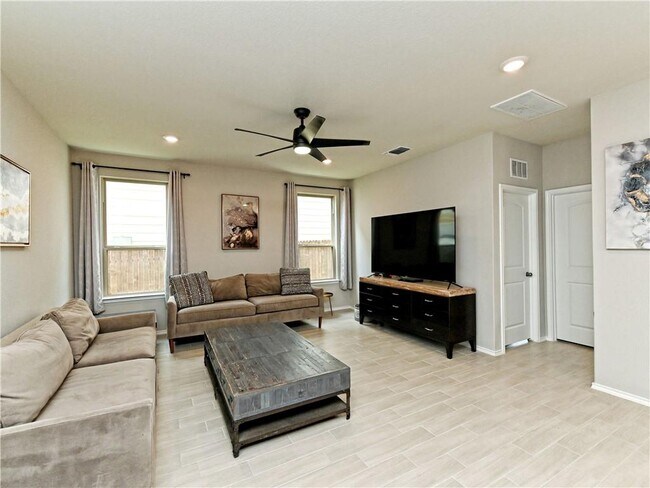 Building Photo - 295 Zuma Dr