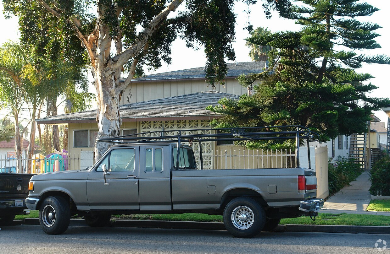 Building Photo - 703 James St