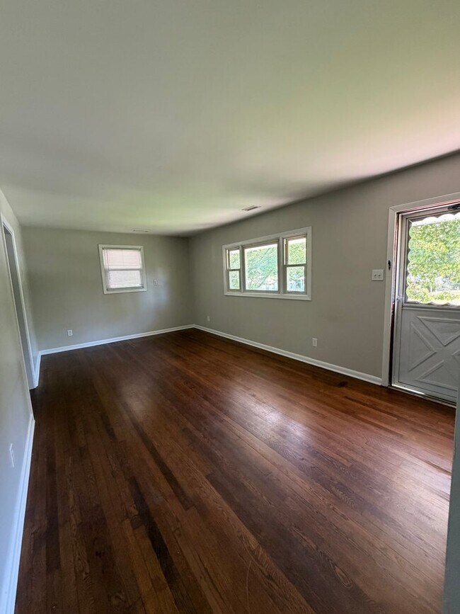 Building Photo - 1000 Kingsport Ln