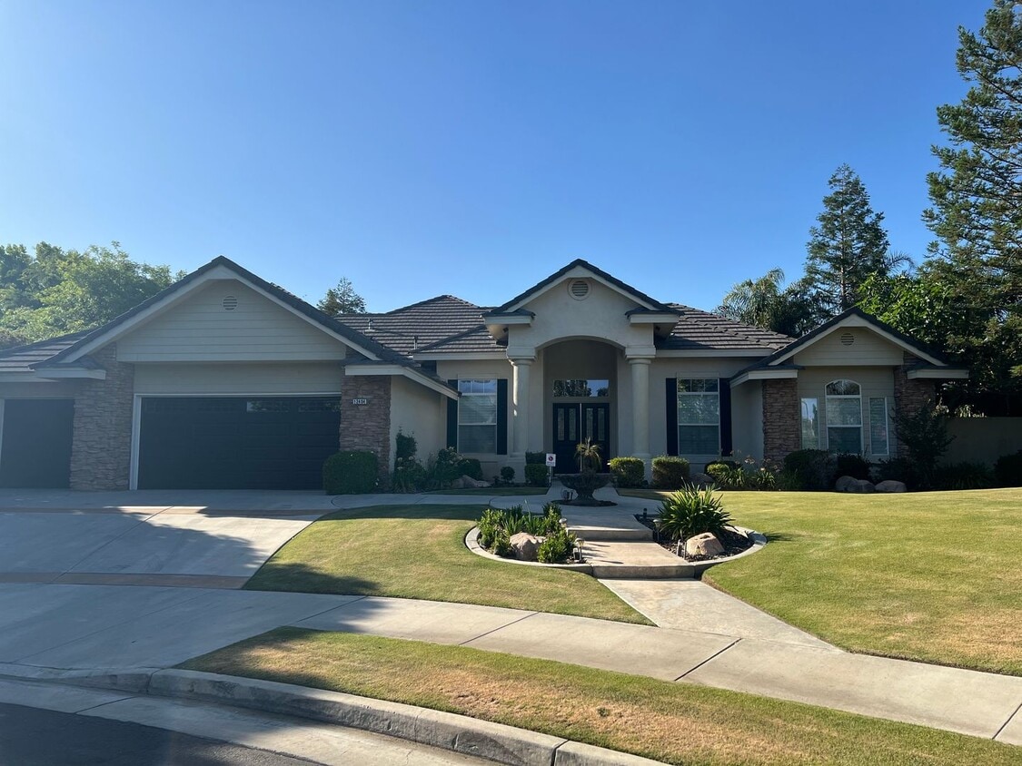 Primary Photo - Gated Grand Island Home! MOVE IN SPECIAL