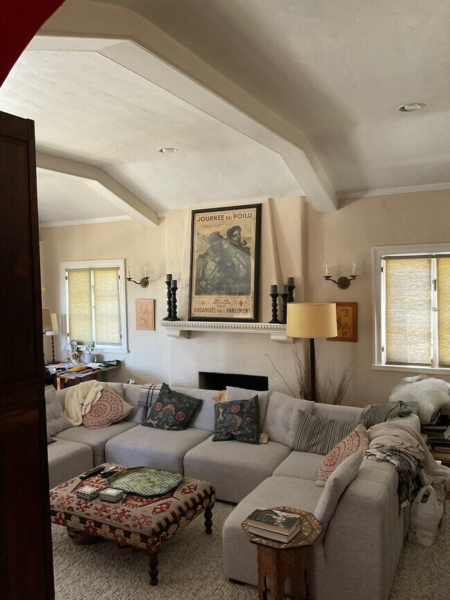 Living room with vaulted ceiling - 2716 Armstrong Ave