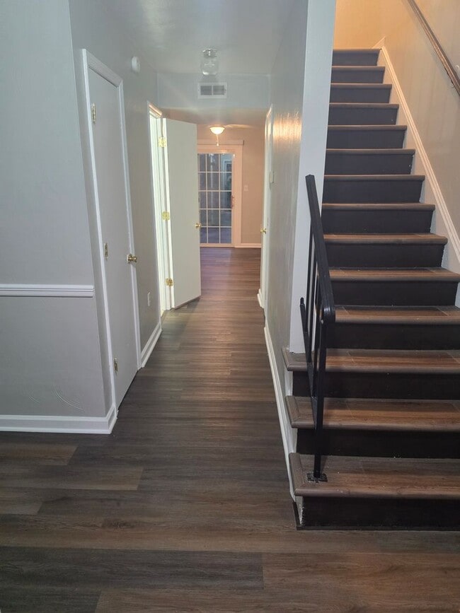 Building Photo - 3 bedroom 2.5 bath townhouse