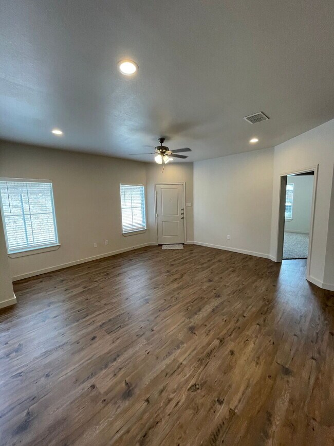 Building Photo - Beautiful Townhome Located South Of Town N...