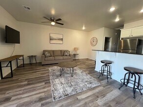 Building Photo - 1212 SW Oklahoma Ave