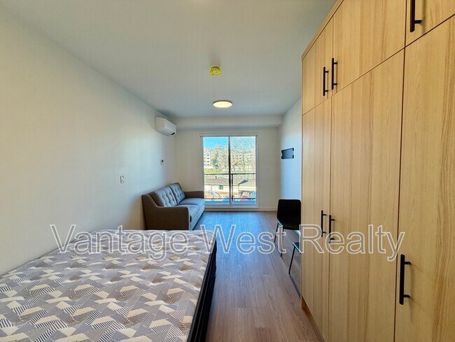 Photo du bâtiment - 1380-1380 Pridham Ave