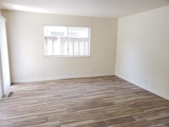 Building Photo - Lovely 3 Bed 2 Bath home on a Spacious Cor...